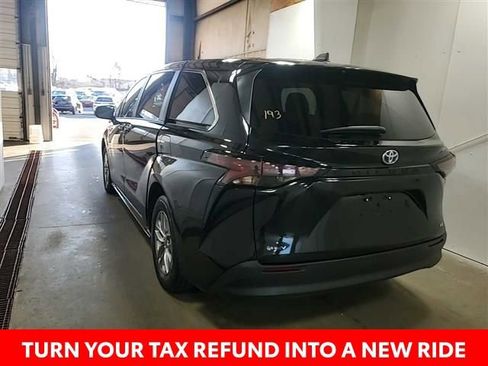 Used 2025 Toyota Sienna LE image 15