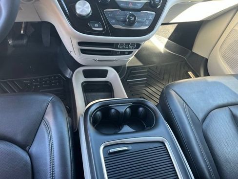 Used 2022 Chrysler Pacifica Touring-L FWD image 23