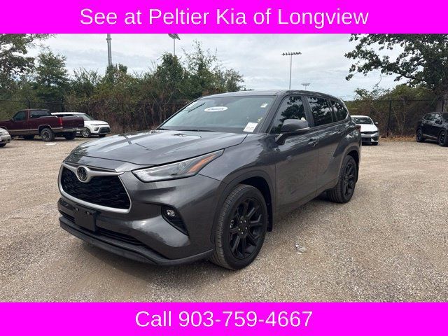 Used 2023 Toyota Highlander LE FWD image 1