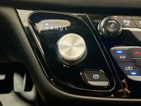 Used 2020 Chrysler Pacifica Touring w/ Advanced Safetytec Group image 13