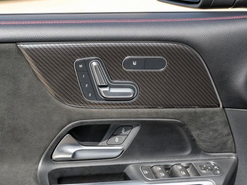 Used 2024 Mercedes-Benz GLB 250 image 39