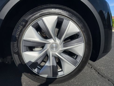 Used 2023 Tesla Model Y Long Range AWD/4WD image 30