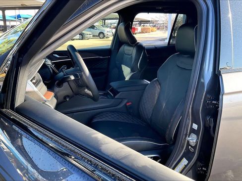 New 2025 Jeep Grand Cherokee Summit image 9