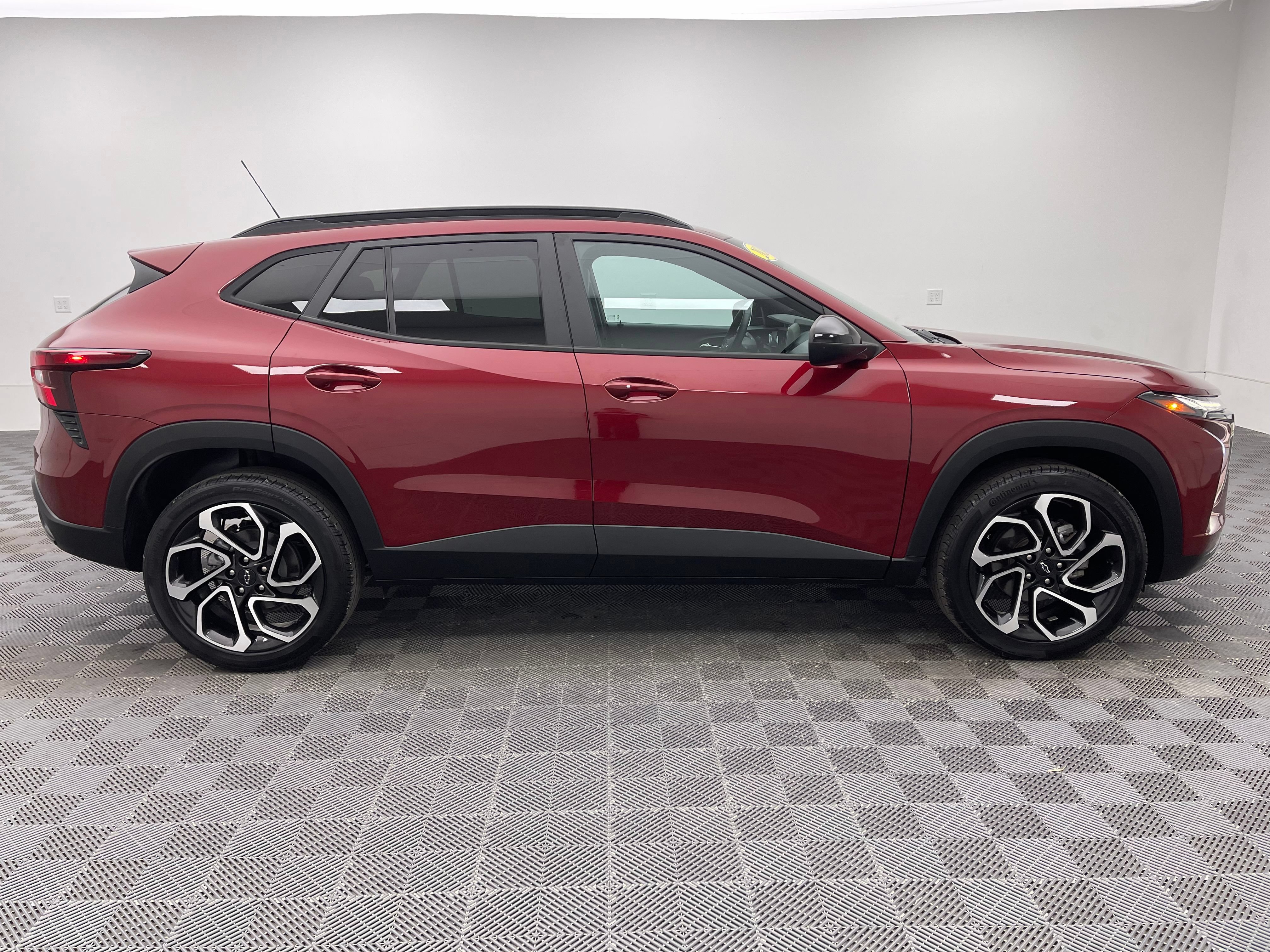 Used 2024 Chevrolet Trax RS w/ Sunroof Package FWD image 7