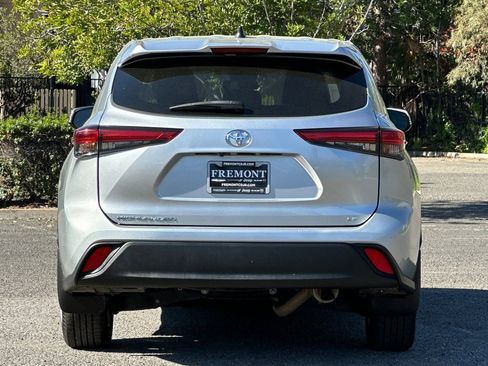 Used 2023 Toyota Highlander LE FWD image 4