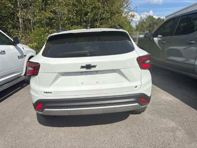 Used 2025 Chevrolet Trax LT w/ LT Convenience Package FWD image 10