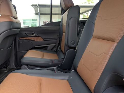 Used 2024 Lexus GX 550 w/ Accessory Package (31) AWD/4WD image 18