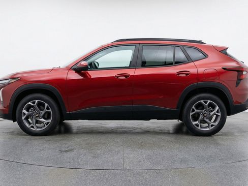Used 2025 Chevrolet Trax LT w/ LT Convenience Package FWD image 5