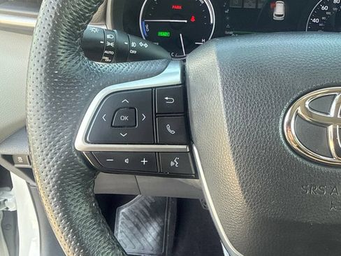 Used 2023 Toyota Sienna Limited FWD image 10