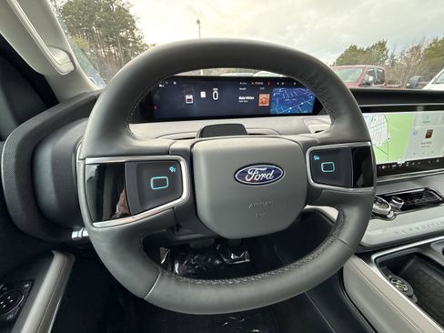 Used 2025 Ford Expedition Active image 13