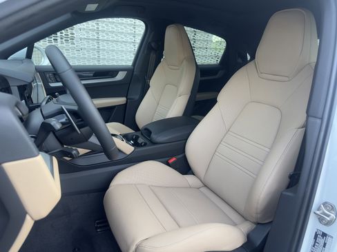 Certified 2025 Porsche Cayenne Coupe AWD/4WD image 5