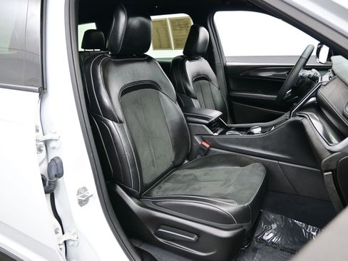 Used 2023 Jeep Grand Cherokee L Laredo image 14