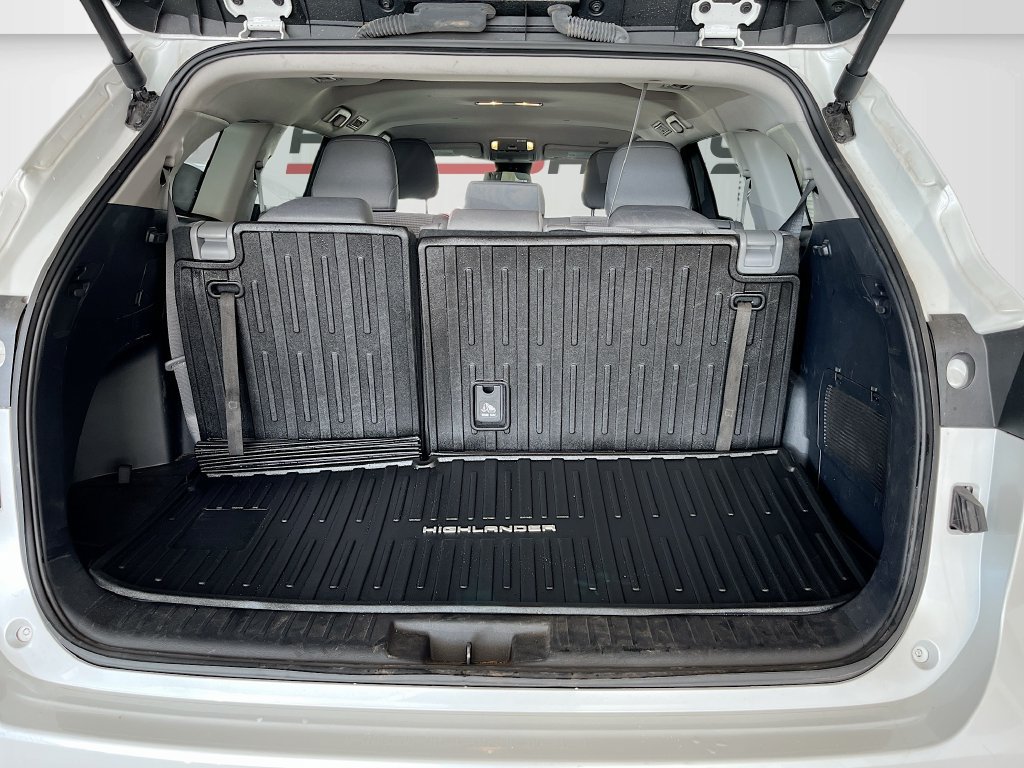 Used 2024 Toyota Highlander LE FWD image 27