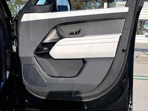 Used 2025 Land Rover Range Rover Sport image 28