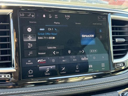 Used 2023 Chrysler Pacifica Touring-L image 12