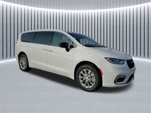 New 2026 Chrysler Pacifica Limited w/ Uconnect Theater Family Group image 2