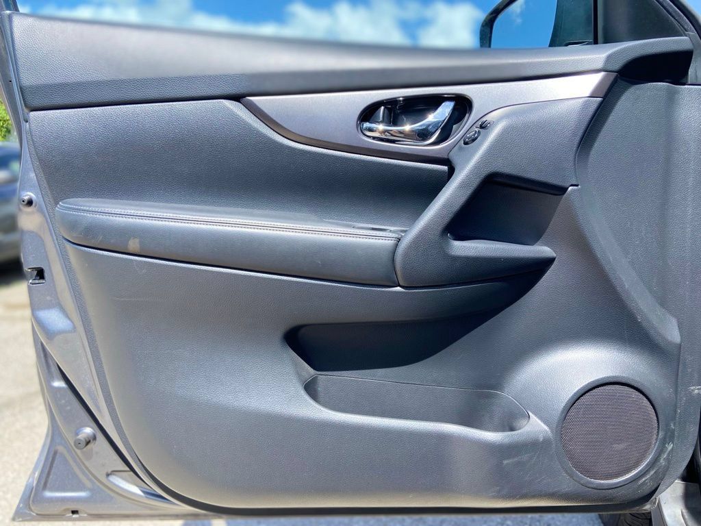 Used 2016 Nissan Rogue SV FWD image 13