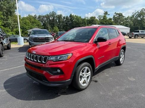 Used 2023 Jeep Compass Latitude AWD/4WD image 3