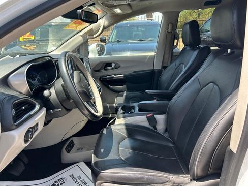 Used 2018 Chrysler Pacifica Limited FWD image 22