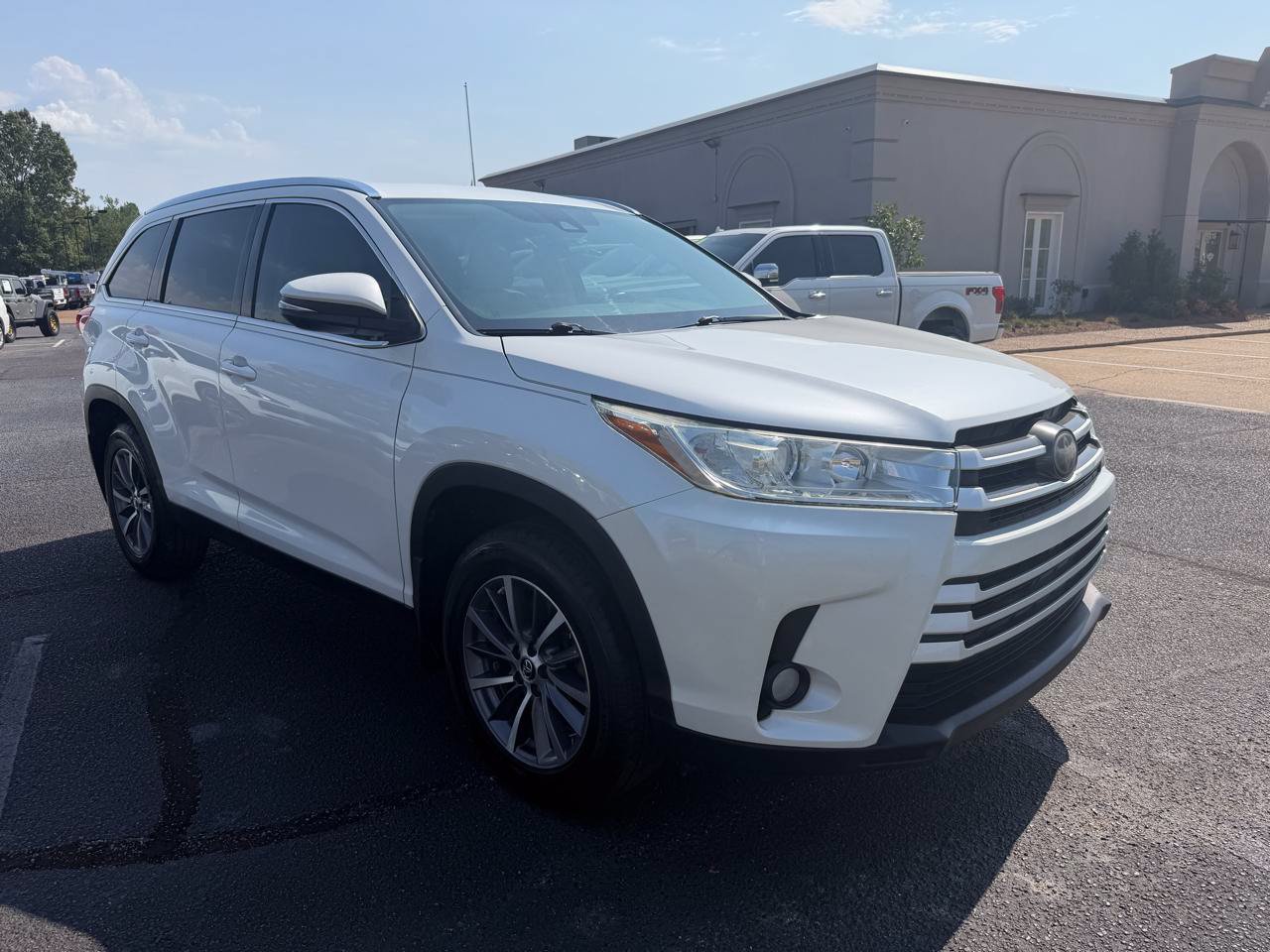 Used 2019 Toyota Highlander XLE FWD image 3