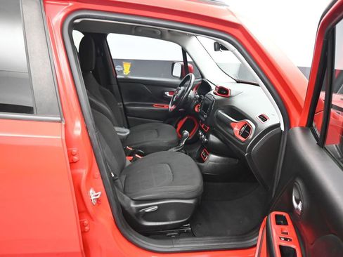Used 2017 Jeep Renegade Altitude FWD image 37