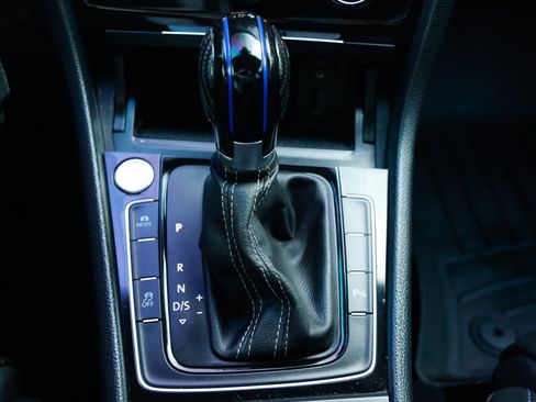 Used 2017 Volkswagen Golf R 4-Door image 40