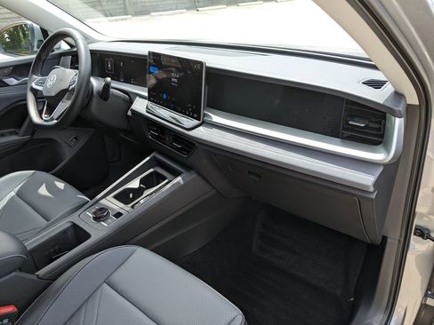 Certified 2025 Volkswagen Tiguan SE AWD/4WD image 20