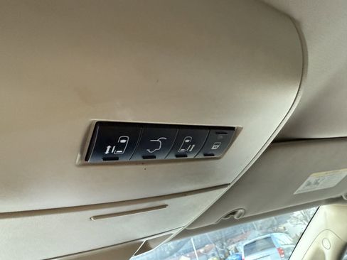 Used 2014 Chrysler Town & Country Touring image 25