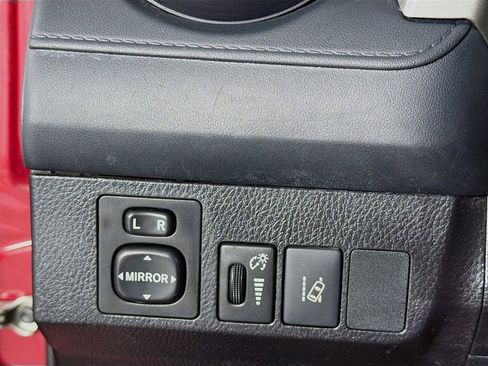 Used 2018 Toyota RAV4 LE FWD image 15