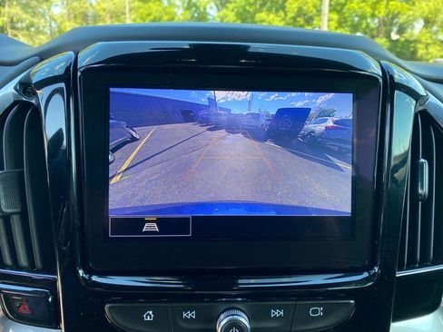 Used 2022 Chevrolet Traverse LT image 16