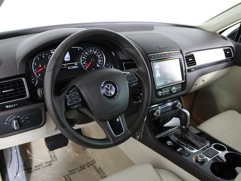 Used 2017 Volkswagen Touareg Sport AWD/4WD image 18