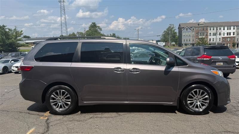 Used 2018 Toyota Sienna XLE w/ XLE Navigation Package FWD image 14