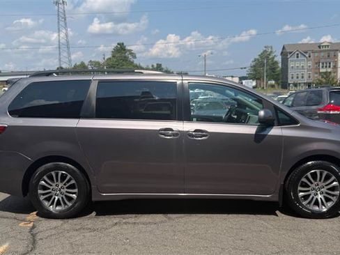 Used 2018 Toyota Sienna XLE w/ XLE Navigation Package FWD image 14