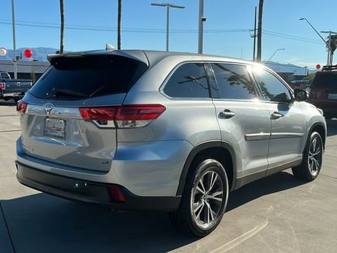 Used 2019 Toyota Highlander Plus w/ Carpet Mat Package (TMS) FWD image 26