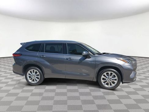 Used 2023 Toyota Highlander Limited FWD image 3