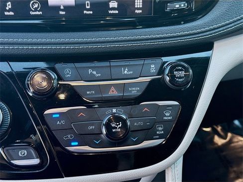 Used 2021 Chrysler Pacifica Limited image 15