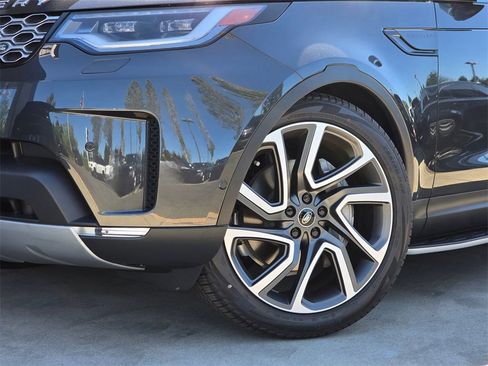 New 2025 Land Rover Discovery S image 2