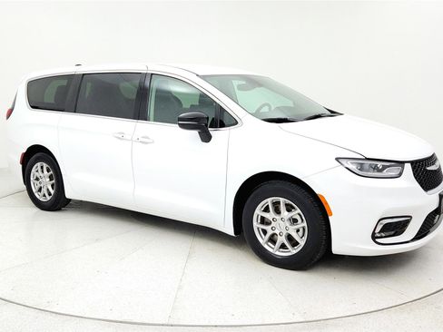 Used 2024 Chrysler Pacifica Touring-L image 6