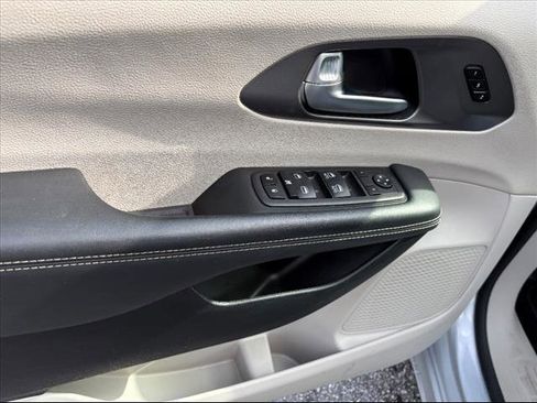 Used 2023 Chrysler Pacifica Touring-L image 40