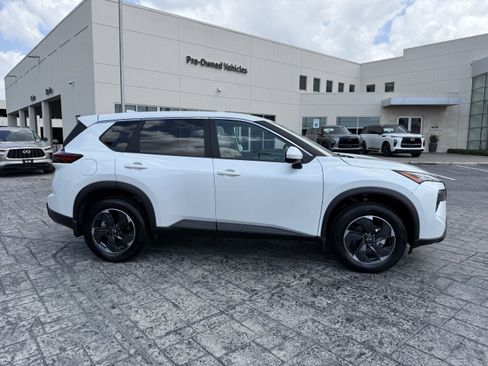 Used 2025 Nissan Rogue SV image 10