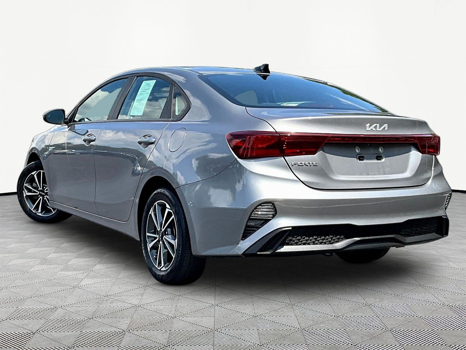Used 2023 Kia Forte LXS w/ LXS Technology Package FWD image 4