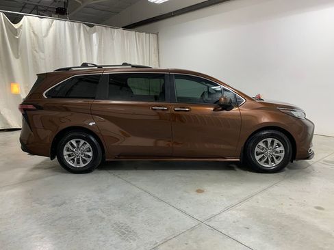 Used 2022 Toyota Sienna XLE image 26