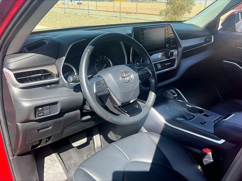 Used 2020 Toyota Highlander XLE image 18