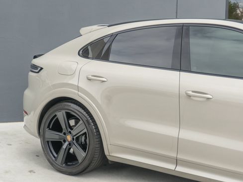Used 2025 Porsche Cayenne GTS AWD/4WD image 33