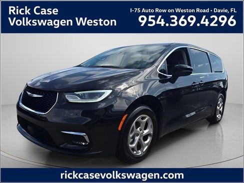 Used 2024 Chrysler Pacifica Limited FWD image 1