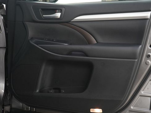 Used 2018 Toyota Highlander XLE image 11