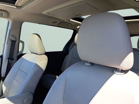 Used 2018 Toyota Sienna Limited Premium w/ Carpet Mat Package image 17