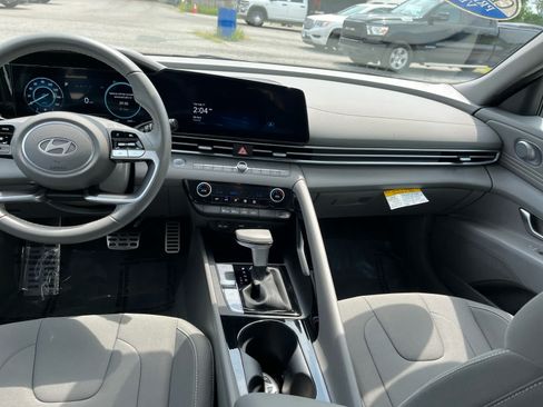 Used 2025 Hyundai Elantra SEL FWD image 25