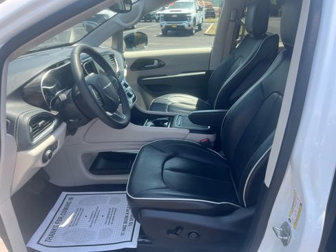 Used 2024 Chrysler Pacifica Limited image 12