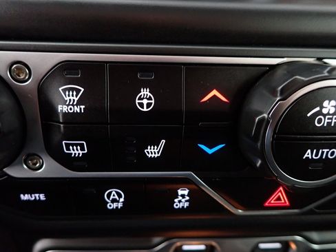 Used 2020 Jeep Gladiator Overland image 2